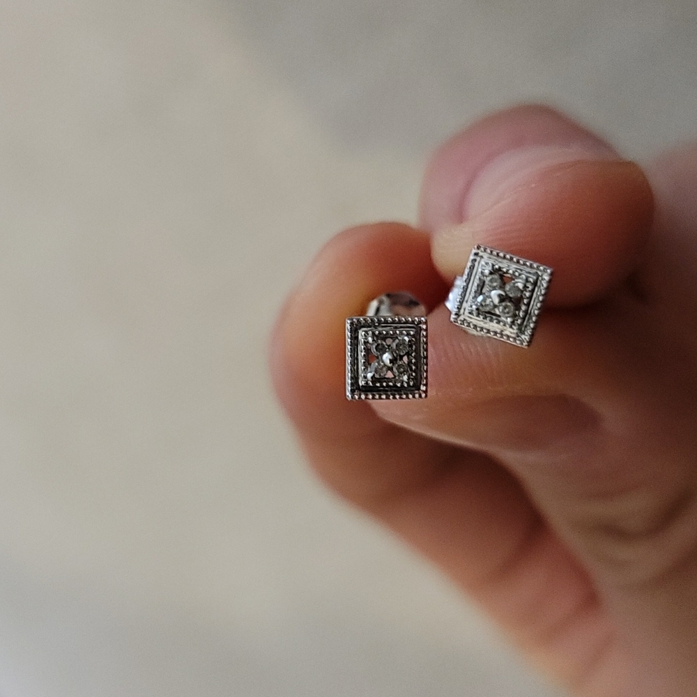 EUC Bony Levy white Gold Diamond Stud earrings